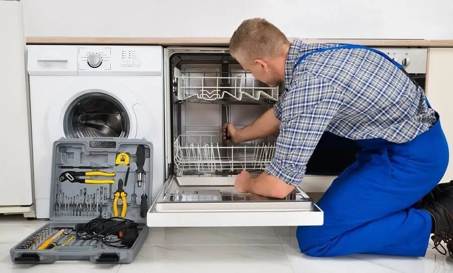 Gölcük Philips servisi teknisyen ekibi beyaz eşya tamiri yaparken